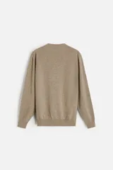 Jersey de hombre color beige, de cashmere, corte regular, cuello redondo y manga larga.