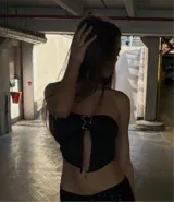 Top strapless blanco con frunce central y abertura en el abdomen.