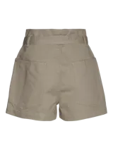Short color beige con cinturón con hebilla metálica, bolsillos delanteros y traseros.