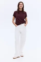 Remera color borgoña de corte recto en punto suave de algodón con cuello redondo ribeteado y hombros ligeramente caídos.