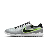 Zapatillas de fútbol 5 color gris con detalles en verde neón, diseño ligero y suela de tacos.