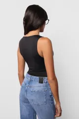 Body negro de microfibra al cuerpo con escote en V y broches snap en la entrepierna.