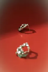 Aros de estilo orgánico, con forma irregular y textura martillada, en tono dorado.