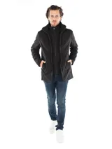 Campera negra de poliéster con cuello alto y capucha, cierre de cremallera, bolsillos laterales con cremallera y logo de Calvin Klein.