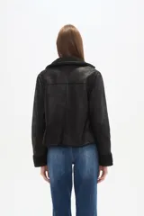 Campera marrón de poliéster con cuello y puños de corderito, cierre frontal y bolsillos laterales.