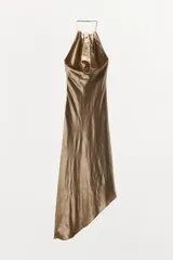 Vestido midi color dorado, con cuello halter ajustable con botón y hombros descubiertos. Detalle de tejido efecto arrugado, espalda pronunciada, bajo asimétrico y cierre lateral con cremallera oculta.