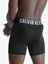 Pack de 3 bóxer Calvin Klein de corte brief, confeccionados en poliéster y elastano, con cintura elástica con el logo de la marca. Incluye un bóxer negro con el logo en blanco, uno negro con el logo en rojo y otro negro con el logo en blanco.