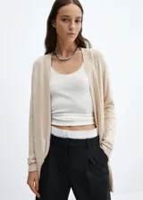 Cárdigan color beige de tejido de punto fino, diseño recto, cuello pico y manga larga.