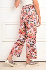 Pantalón de tiro alto con fitting recto, estampado florido y confeccionado en algodón peinado.