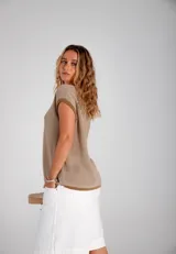 Blusa tejida de hilo color beige con rayas horizontales.