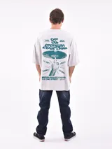 Remera manga corta color gris oscuro con estampado pequeño en el pecho.