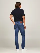 Pantalón jean de corte recto entallado, color azul con efecto desteñido en los muslos.