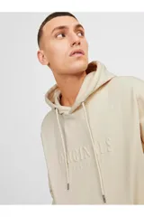 Canguro color crema con capucha y cordones ajustables. Estampado en relieve con la palabra "ORIGINAL" y el logo de la marca Jack & Jones.