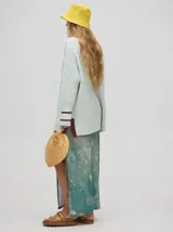 Falda midi marrón con estampado floral en tonos lila, abertura lateral y tiras ajustables.