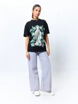 Remera oversized de manga corta con estampado asiático en colores vibrantes.