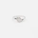 Anillo de plata 925 con engarce de nácar circular.