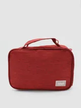Necessaire color rojo con cierre y asas para fácil transporte.