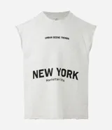 Musculosa negra de algodón con corte recto y hombros ligeramente ampliados (boxy fit). Presenta estampado frontal en blanco con el texto "URBAN SCENE TRENDS", "NEW YORK" y "Manhattan 1974".