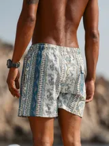 Short de baño para hombre con elástico en la cintura, tres bolsillos (dos laterales y uno trasero), tela con 10% spandex y secado rápido con doble costura de seguridad. Interior con mesh hipoalergénico y accesorios waterproof.