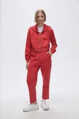 Campera jogging negra con cierre frontal y capucha, de felpa.
