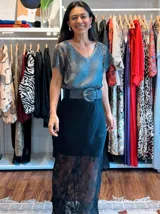 Falda midi color beige, confeccionada en satén con detalle de encaje en el ruedo.