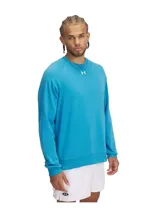 Buzo Under Armour Rival Fleece Crew de hombre, color celeste con logo blanco en el pecho.