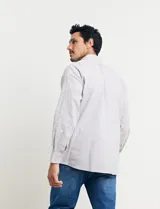 Camisa celeste de manga larga con cuello button-down, confeccionada en tejido rústico de algodón y lino.