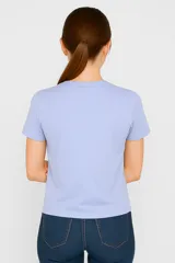 Remera amarilla de algodón con estampado abstracto marrón con efecto foil, corte al cuerpo y cuello redondo.