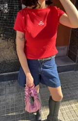 Remera rosa estilo baby tee de algodón con estampado de un flan con cereza.