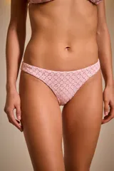 Bombacha de bikini tipo vedetina color marfil con textura de encaje.