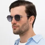 Lentes de sol INVU modelo IB12402A, con montura plateada, lentes redondos con filtro polarizado y degradé de azul a gris.