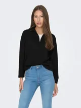 Sudadera negra de cuello alto con cierre de cremallera y mangas largas.