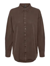 Camisa marrón de corte holgado, con cuello clásico, mangas largas y puños abotonados. Cierre frontal con botones a tono.