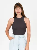 Musculosa negra ajustada al cuerpo, con cuello redondo y diseño de tirantes anchos tipo halter.