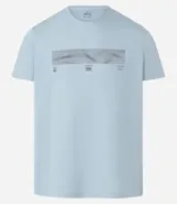 Remera deportiva celeste de poliéster con tecnología Dry, cuello redondo y mangas cortas. Estampa geométrica horizontal en el pecho y recortes en las mangas.