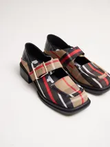 Zapato guillermina negro de cuero con punta cuadrada, correa fina regulable con hebilla color bronce y taco de 4cm.