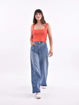 Musculosa celeste de tejido de punto con cuello cuadrado y breteles anchos.