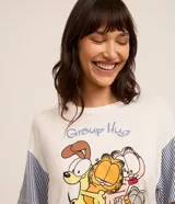 Conjunto de pijama corto de viscosa con remera de mangas cortas rayadas y estampado de Garfield, y short estilo bóxer a rayas con cintura elástica.