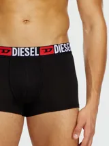 Bóxer negro de algodón con cintura elástica roja y logo "DIESEL" en blanco.