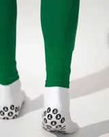 Medias de fútbol verdes con elástico en la parte superior.