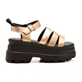 Sandalias con plataforma Korium Ashley, color dorado, con tiras horizontales y hebilla lateral.