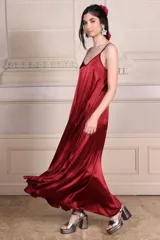 Vestido largo de raso color verde oliva, con breteles finos y escote en V.