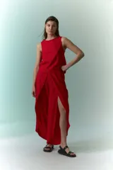 Pantalón de lino color rojo con tajos en los costados y diseño fluido.