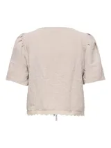 Blusa color gris claro con escote en V, mangas cortas abullonadas y detalle de encaje en el escote y ruedo. Se cierra con lazos en el frente.