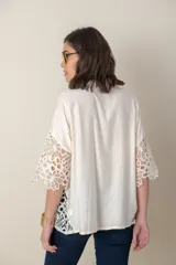 Camisa blanca lisa con aplique de guipiur en costados y mangas, de calce holgado.