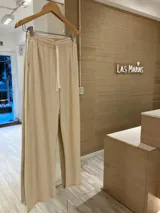 Pantalón palazzo color ladrillo, de morley de viscosa, con cintura elastizada y cordón blanco ajustable.