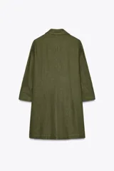 Blazer color verde oliva confeccionada en lino, con cuello solapa, manga tres cuartos con vuelta y cierre cruzado con botones.