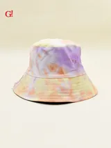 Gorro tipo bucket con estampado tie-dye en tonos pastel: amarillo, naranja, lila y blanco.
