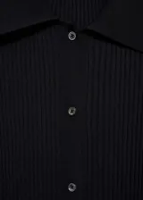 Mono largo negro de tejido de punto con cuello polo, cierre de botones frontal, mangas cortas, trabillas y bolsillos laterales.