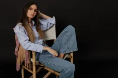 Jean celeste gastado de corte recto con cintura media entallada y pierna bootcut levemente oxford desde la rodilla.